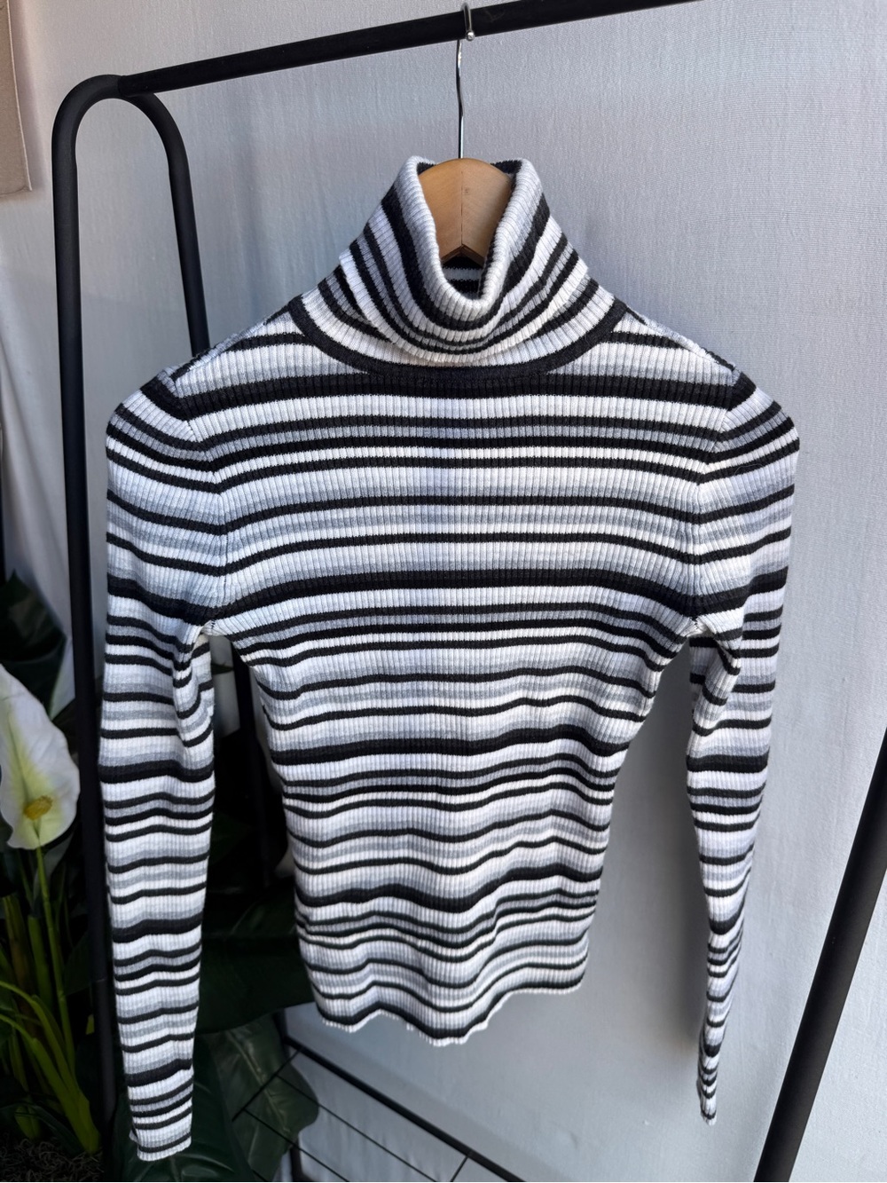 GAP Ribbed Striped Turtleneck Longsleeve Neutral Winter Top / Size S